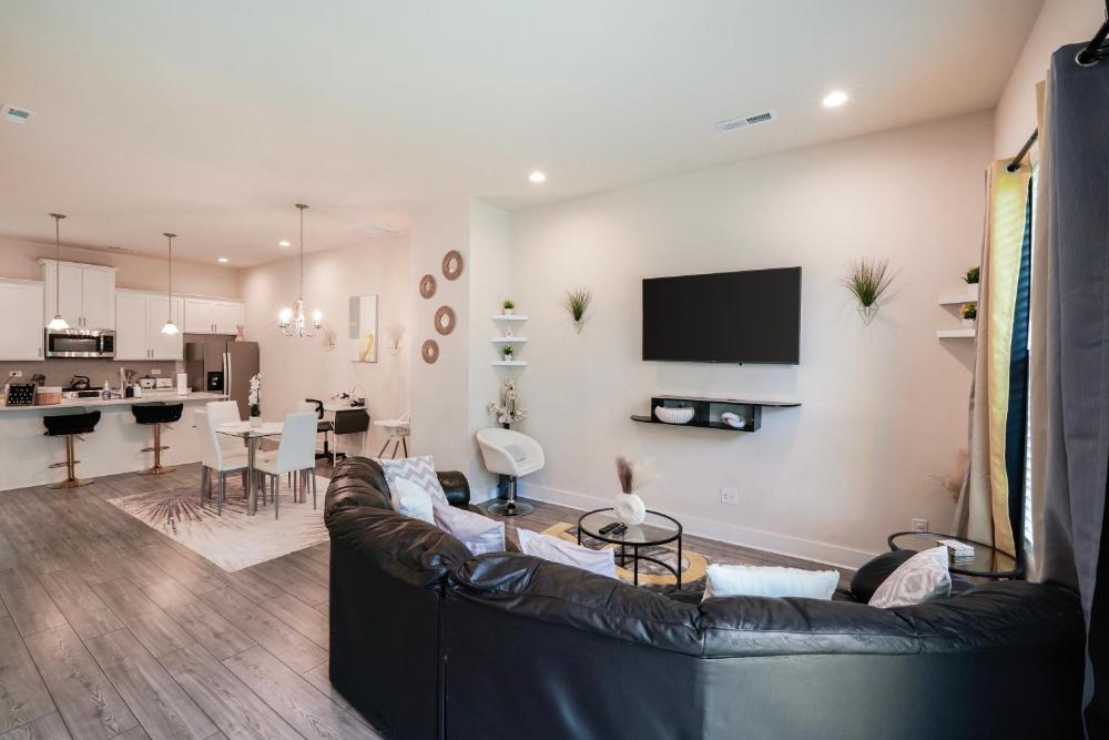 Stylish 3BR Home in CLT, Close to Downtown, Airport, WFH & Parking & Family Friendly & Business Ready
